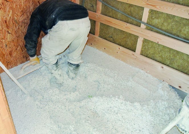 Einbau der Dämmschüttung in einer Holzdeckenkonstruktion.
