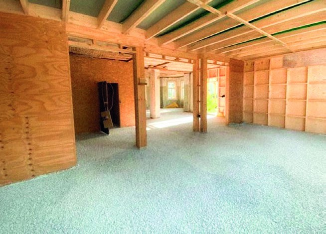 Dämmschüttung im Innenraum eines Holzbaus.